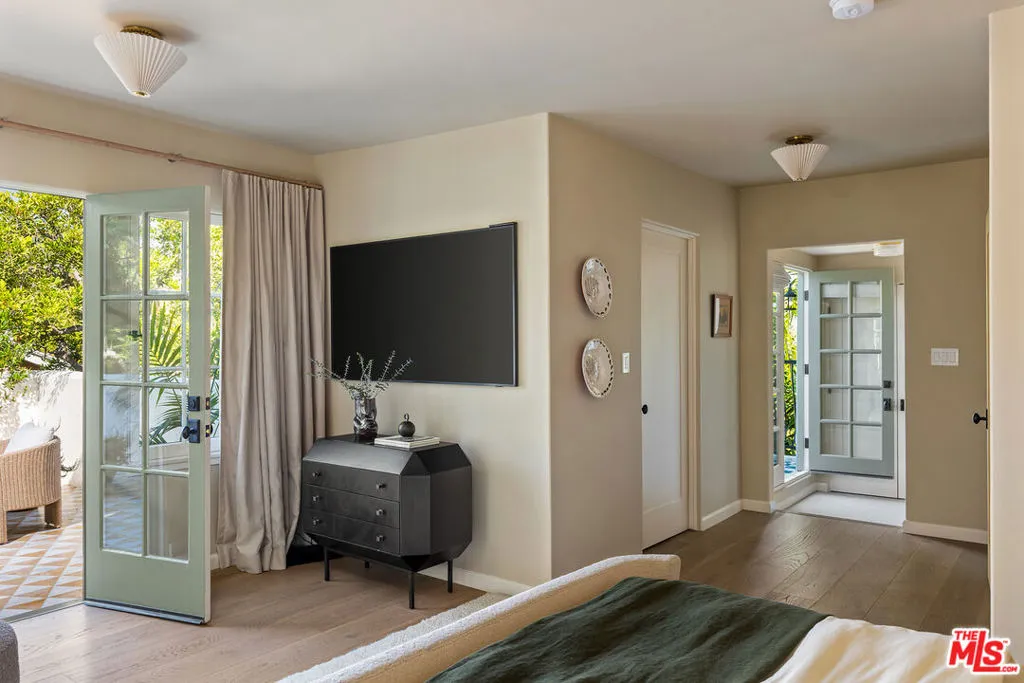 1982 N Normandie Avenue, Los Angeles, California 90027 home-pic-12